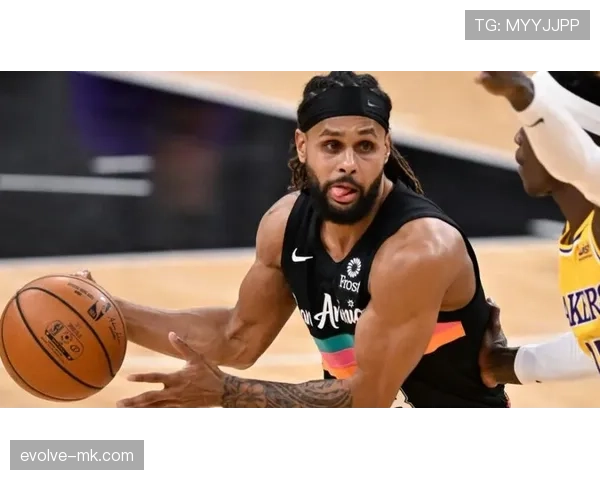 帕蒂·米尔斯利用无球跑动提升三分命中率，拉开球队进攻空间