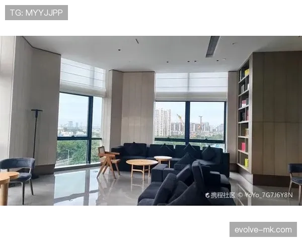 丁霞训练完直接瘫地上啃香蕉，这自律和松弛感谁懂啊